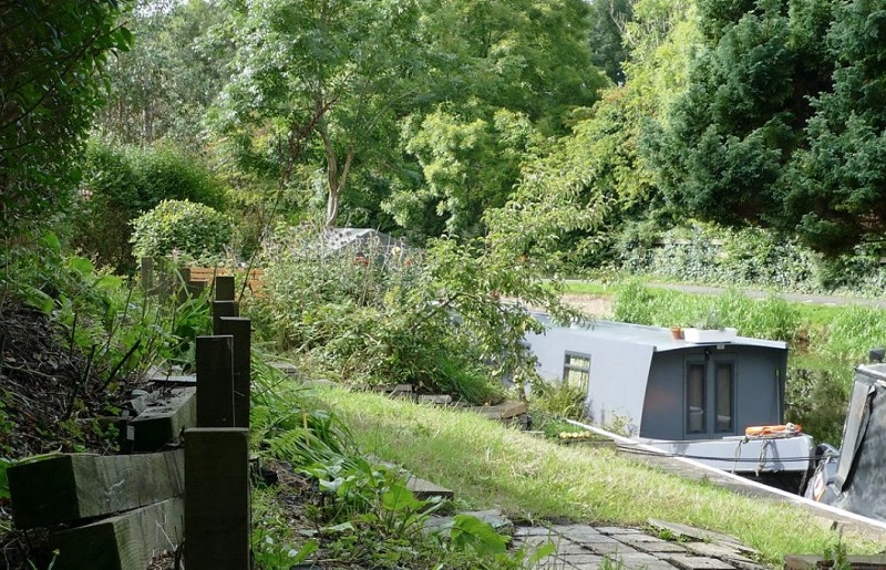 Canal Boat for Idle Women