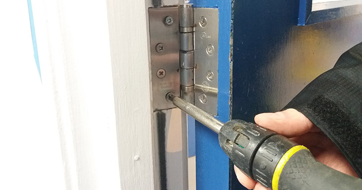 Screwing in the door hinge plate